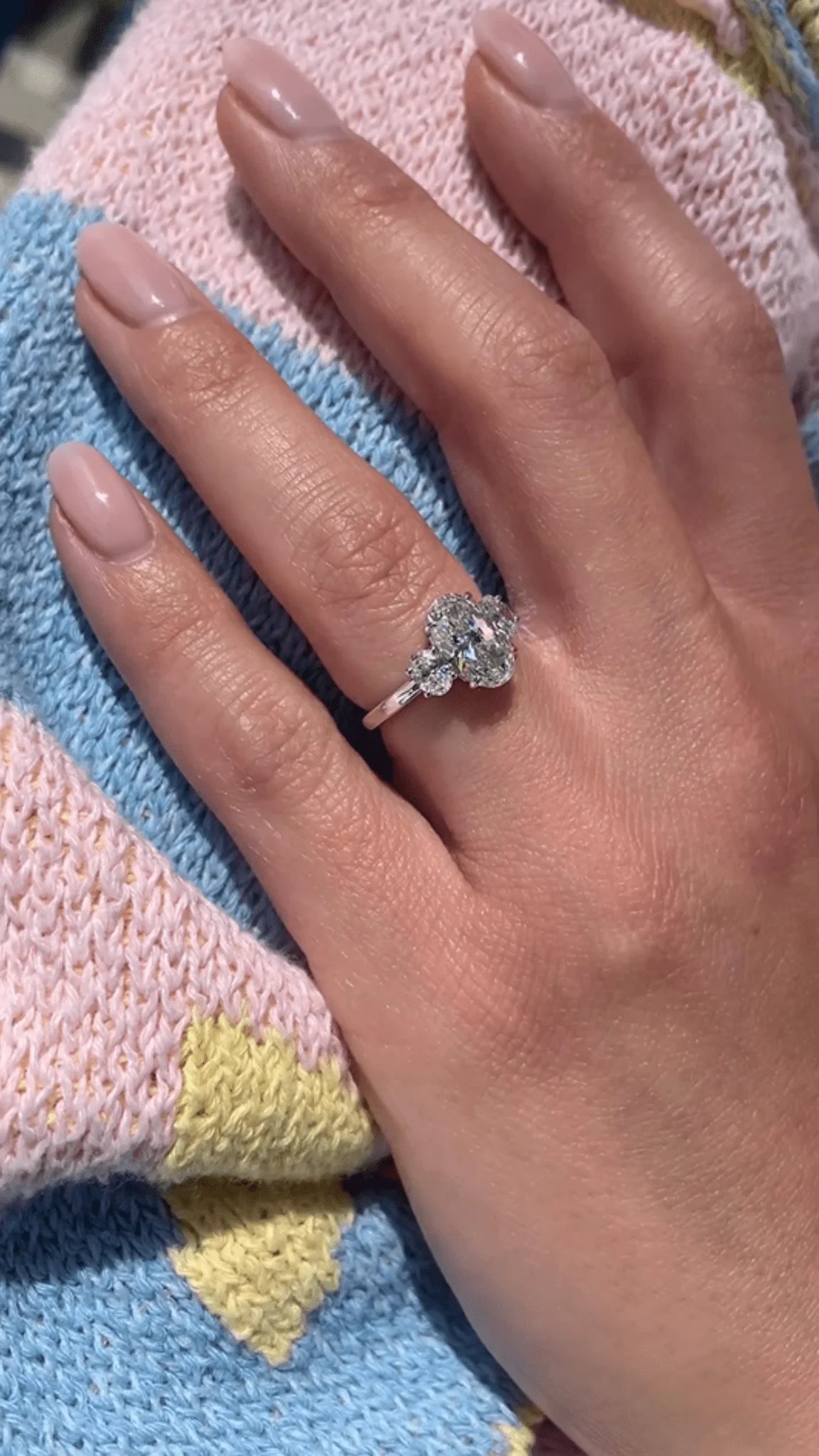 1.00 Carats Oval Cut Lab Grown Diamond Engagement Ring - Image 4