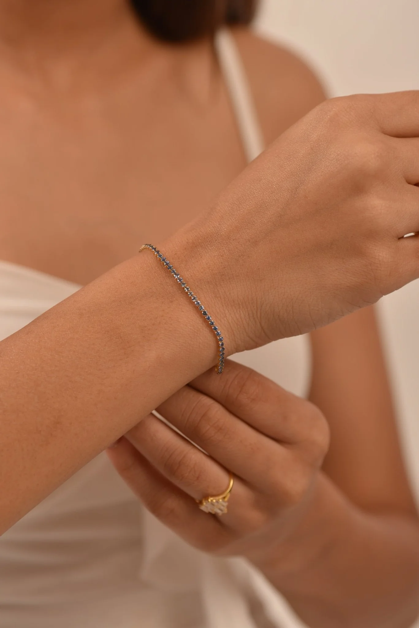 3.22 Carats Ombre Natural Blue Sapphire Tennis Bracelet in 14K/18K White Gold - Image 8
